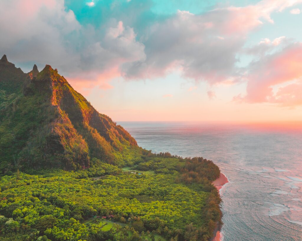 The Na Pali coastline. Image courtesy of Jess Loiterton on Pexel.
