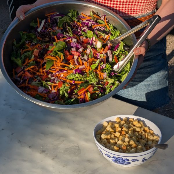 A salad with carrots, cabbage, peppers and croutons
